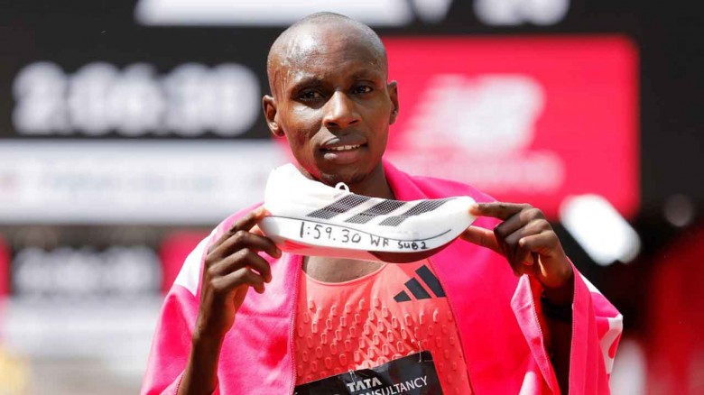 ম্যারাথনে ইতিহাস গড়লেন কেনিয়ার দৌড়বিদ