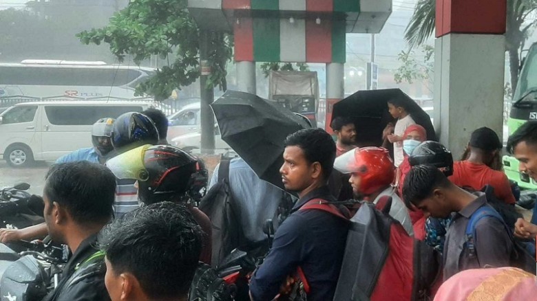 ঢাকায় ঝুম বৃষ্টি, ভোগান্তিতে ঈদযাত্রা
