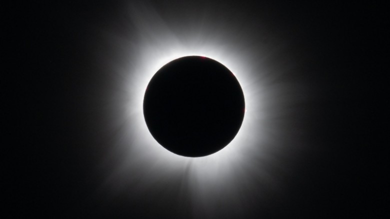 জানা গেল বিরল পূর্ণ সূর্যগ্রহণের তারিখ