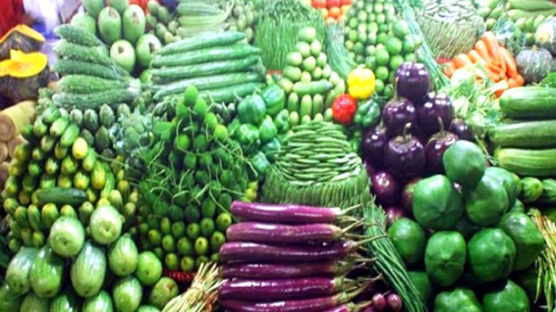টানা বৃষ্টিতে অস্থির রাজধানীর বাজার