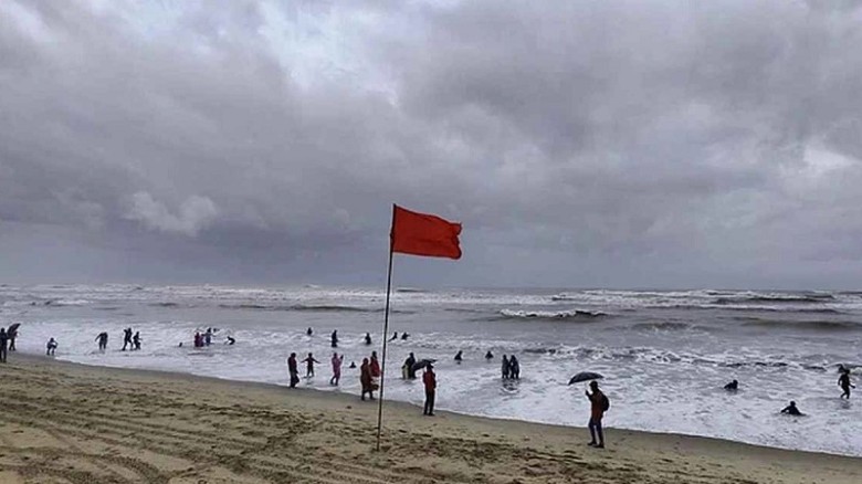 বঙ্গোপসাগরে লঘুচাপ, বন্দরে ৩ নম্বর সতর্কসংকেত