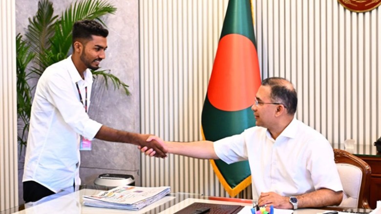 রক্তমাখা পতাকা প্রধানমন্ত্রীর হাতে তুলে দিলেন জুলাইযোদ্ধা আজিজ