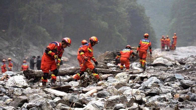 নেপালে লাশ দাফন শুরু, নিখোঁজ হাজারো মানুষের সন্ধানে উদ্ধারকর্মীরা